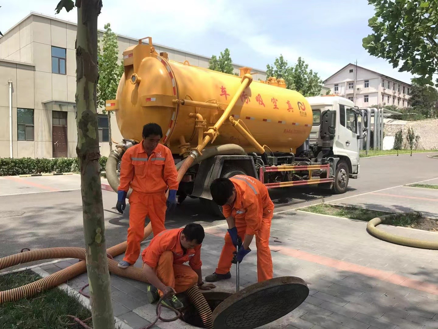 太仆寺化粪池清理与5-8吨吸粪车施工效率分析